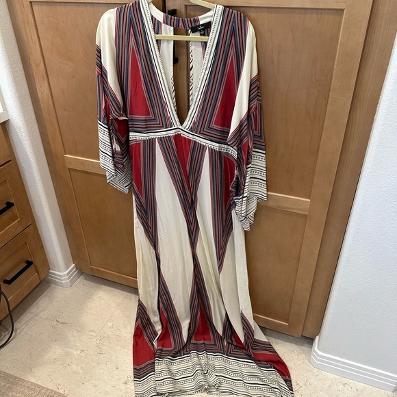 Gorgeous Lulus maxi dress. Worn once- very flattering - Picture 6 of 6